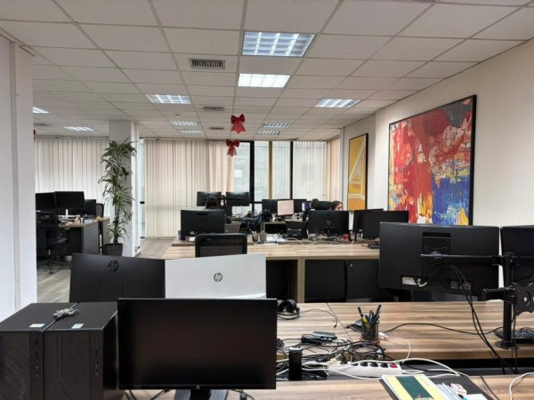 Tirane, jepet me qera zyre Kati 7, 330 m² 6.600 € (Qender)