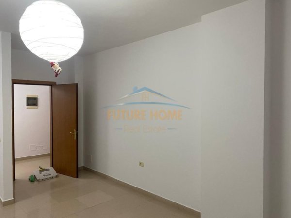Tirane, jap me qera apartament 2+1+Ballkon Kati 2, 100 m² 550 € (KOMUNA E PARISIT)