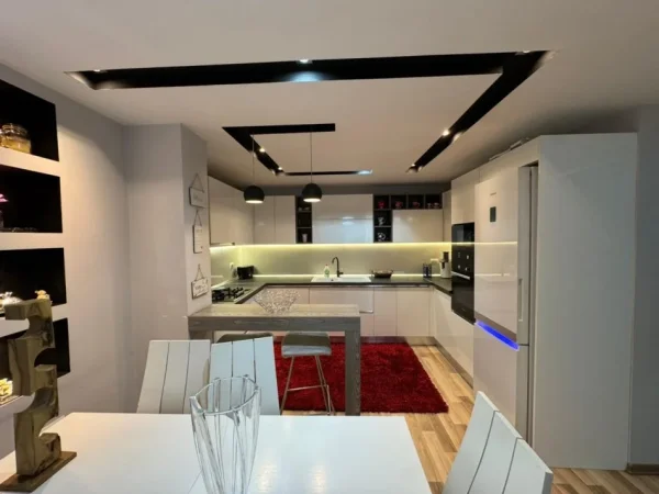 Tirane, jepet me qera apartament 2+1+Aneks+Ballkon Kati 3, 100 m² 1.000 € (qender , sheshi skenderbej)