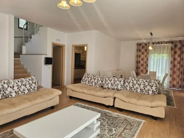 Tirane, jepet me qera Vile 5+1 , 270 m² 2.500 € 