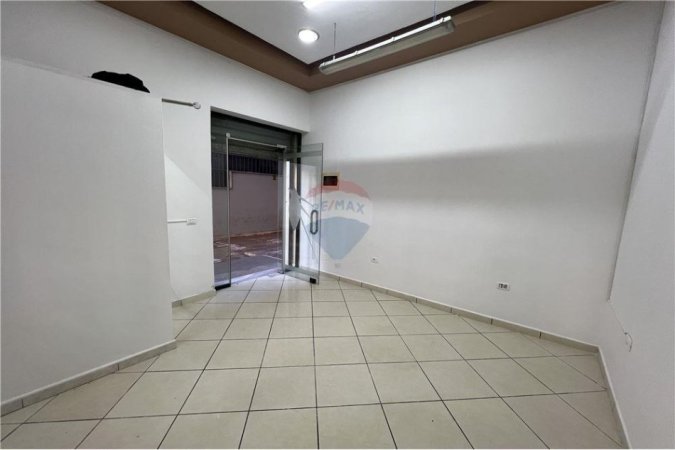 Vlore, jepet me qera dyqan Kati 0, 17 m² 250 € (Pranë Raiffeisen Bank, Bulevardi Kryesor, Vlorë)