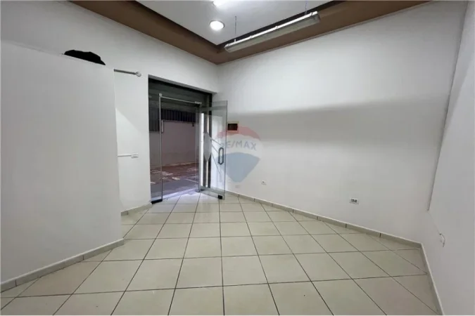 Vlore, jepet me qera dyqan Kati 0, 17 m² 250 € (Pranë Raiffeisen Bank, Bulevardi Kryesor, Vlorë)
