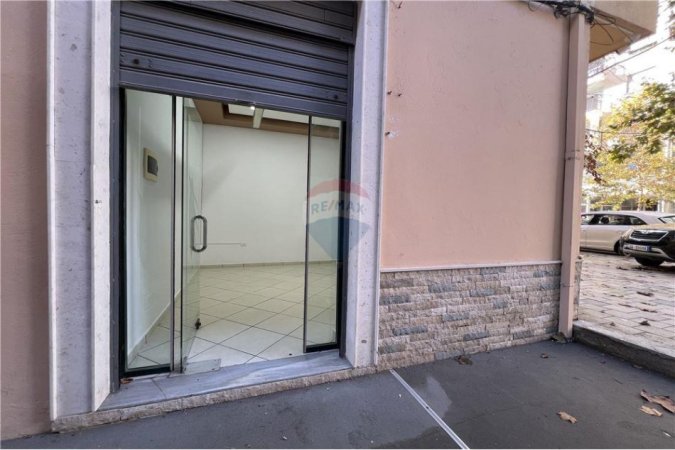Vlore, jepet me qera dyqan Kati 0, 17 m² 250 € (Pranë Raiffeisen Bank, Bulevardi Kryesor, Vlorë)