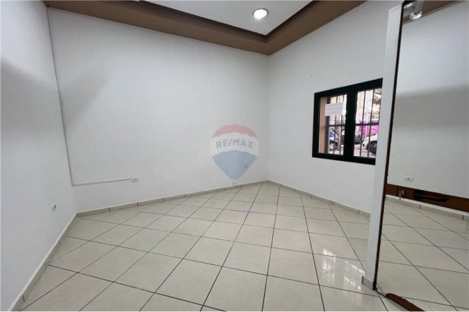 Vlore, jepet me qera dyqan Kati 0, 17 m² 250 € (Pranë Raiffeisen Bank, Bulevardi Kryesor, Vlorë)