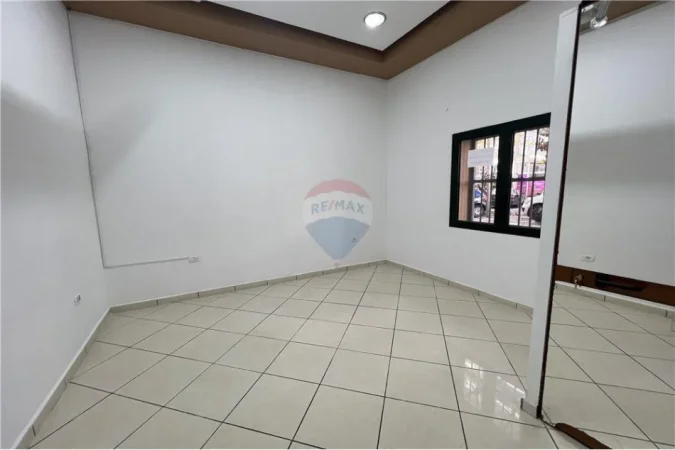 Vlore, jepet me qera dyqan Kati 0, 17 m² 250 € (Pranë Raiffeisen Bank, Bulevardi Kryesor, Vlorë)