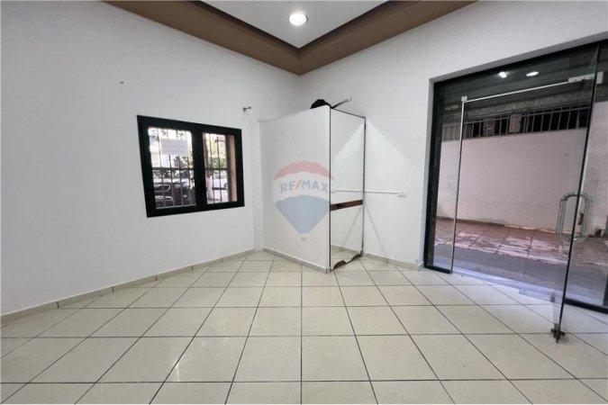 Vlore, jepet me qera dyqan Kati 0, 17 m² 250 € (Pranë Raiffeisen Bank, Bulevardi Kryesor, Vlorë)