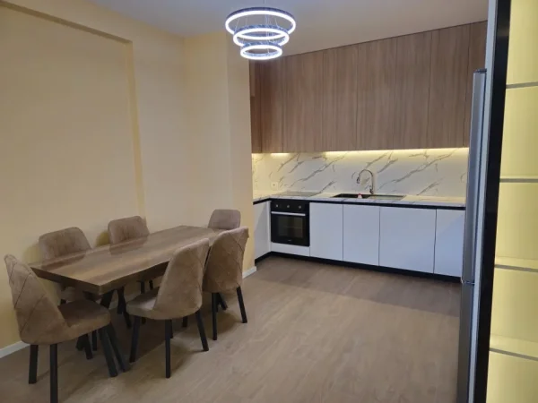 Tirane, jepet me qera apartament 2+1 , 120 m² 1.300 € (Liqeni i Thate)