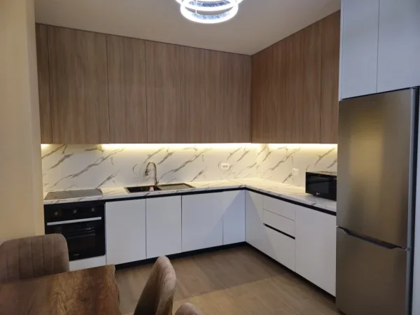 Tirane, jepet me qera apartament 2+1 , 120 m² 1.300 € (Liqeni i Thate)