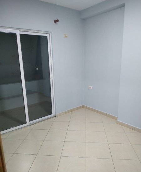 Tirane, jap me qera apartament 2+1+Ballkon Kati 4, 78 m² 560 € (afer Gjimnazit Partizani)