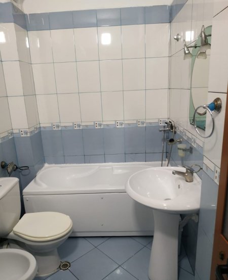 Tirane, jap me qera apartament 2+1+Ballkon Kati 4, 78 m² 560 € (afer Gjimnazit Partizani)