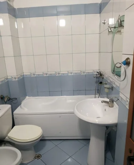 Tirane, jap me qera apartament 2+1+Ballkon Kati 4, 78 m² 560 € (afer Gjimnazit Partizani)