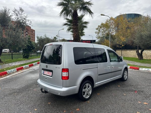 Tirane, shes makine CADDY MAX LIFE 2.0 DIESEL 6+1 VENDE gri metalizato manuale