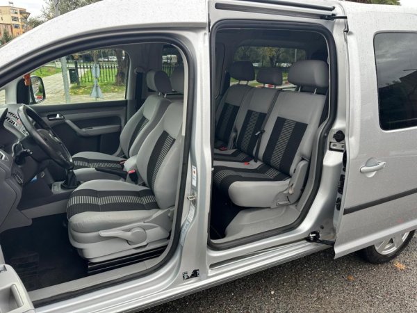 Tirane, shes makine CADDY MAX LIFE 2.0 DIESEL 6+1 VENDE gri metalizato manuale