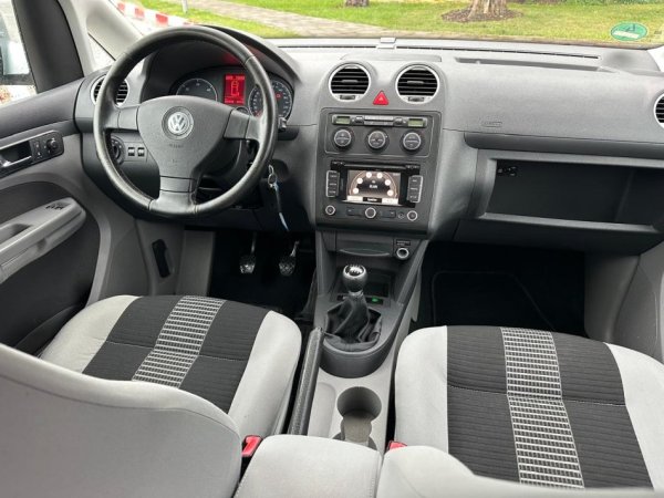 Tirane, shes makine CADDY MAX LIFE 2.0 DIESEL 6+1 VENDE gri metalizato manuale