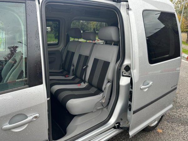 Tirane, shes makine CADDY MAX LIFE 2.0 DIESEL 6+1 VENDE gri metalizato manuale