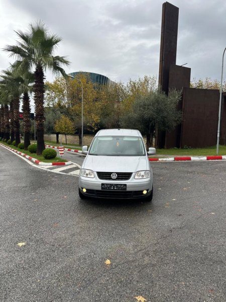 Tirane, shes makine CADDY MAX LIFE 2.0 DIESEL 6+1 VENDE gri metalizato manuale