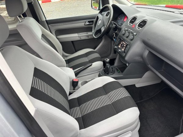 Tirane, shes makine CADDY MAX LIFE 2.0 DIESEL 6+1 VENDE gri metalizato manuale