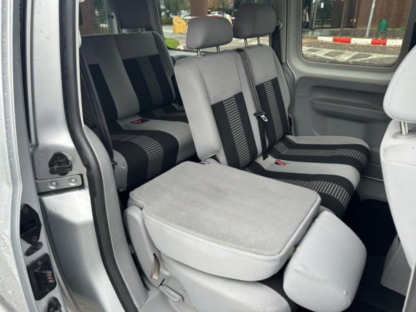 Tirane, shes makine CADDY MAX LIFE 2.0 DIESEL 6+1 VENDE gri metalizato manuale