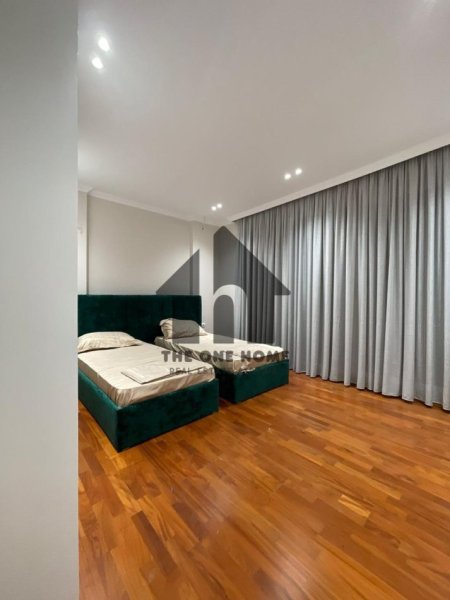 Tirane, jepet me qera apartament+verande | Penthouse 2+1+Aneks+Ballkon Kati 10, 200 m² 1.600 € (Myslym Shyre)