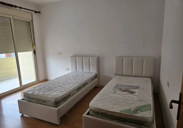 Tirane, jepet me qera apartament 2+1+Aneks+Ballkon Kati 7, 100 m² 500 € (prane fabrikes se miellit)