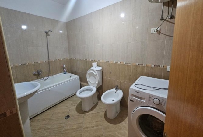 Tirane, jepet me qera apartament 2+1+Aneks+Ballkon Kati 7, 100 m² 500 € (prane fabrikes se miellit)