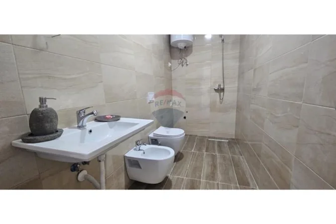 Tirane, jepet me qera apartament 1+1 , 60 m² 550 € (Rruga Don Bosko,)