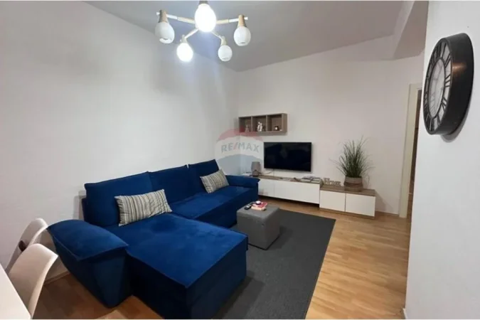 Tirane, jepet me qera apartament 1+1 Kati 4, 52 m² 650 € (Sheshi Skënderbej,)