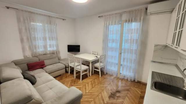 Tirane, jepet me qera apartament 1+1 Kati 3, 50 m² 45.000 Leke (Rruga e Barrikadave)