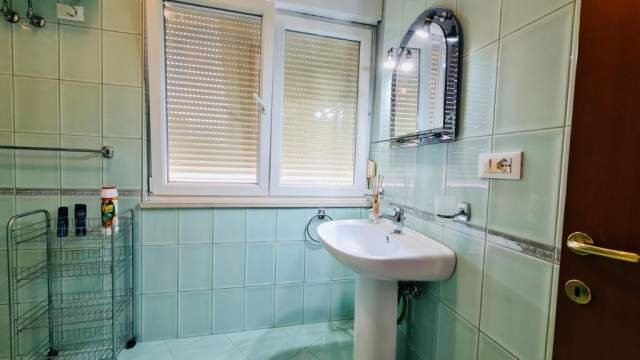 Tirane, jepet me qera apartament 2+1+BLK Kati 5, 135 m² 750 Euro (Myslym shyri)
