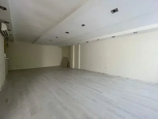 Tirane, jepet me qera ambjent biznesi Kati 1, 100 m² 600 Euro (Rruga e Kavajes)