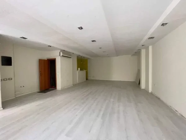Tirane, jepet me qera ambjent biznesi Kati 1, 100 m² 600 Euro (Rruga e Kavajes)