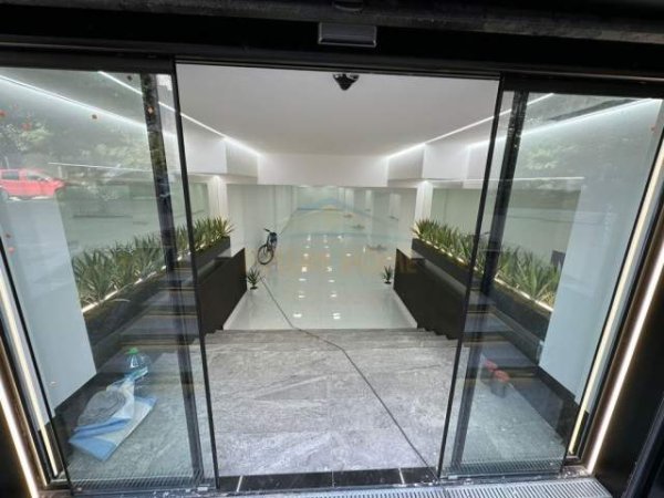 Tirane, jepet me qera ambjent biznesi Kati 0, 700 m² 7.000 Euro (Komuna Parisit)