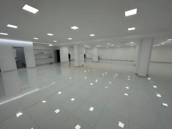 Tirane, jepet me qera ambjent biznesi Kati 0, 700 m² 7.000 Euro (Komuna Parisit)