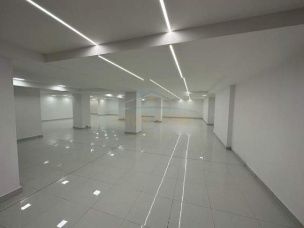 Tirane, jepet me qera ambjent biznesi Kati 0, 700 m² 7.000 Euro (Komuna Parisit)