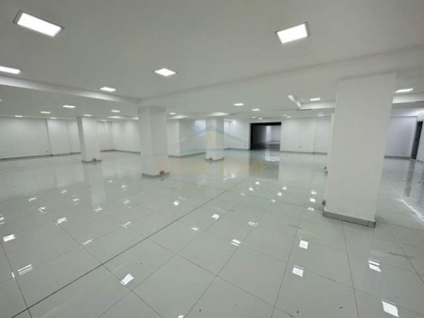 Tirane, jepet me qera ambjent biznesi Kati 0, 700 m² 7.000 Euro (Komuna Parisit)