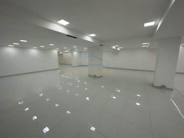 Tirane, jepet me qera ambjent biznesi Kati 0, 700 m² 7.000 Euro (Komuna Parisit)
