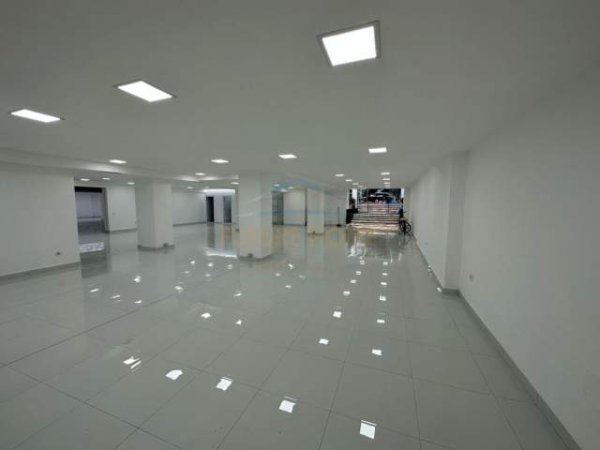 Tirane, jepet me qera ambjent biznesi Kati 0, 700 m² 7.000 Euro (Komuna Parisit)