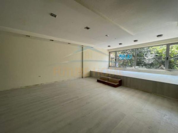 Tirane, jepet me qera ambjent biznesi Kati 1, 100 m² 600 Euro (Rruga e Kavajes)