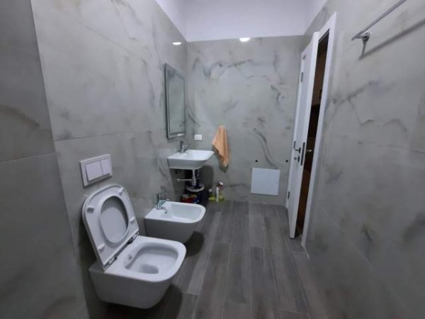 Tirane, jepet me qera apartament 2+1 Kati 3, 101 m² 800 Euro (Rruga e Kavajes)