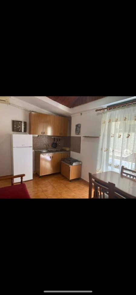 Durres, jepet me qera apartament  ne zonen e Plazhit55 m² 35 Euro/Nata (Shkembi Kavajes)