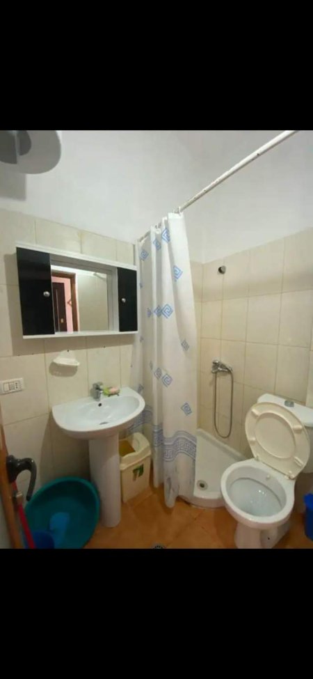 Durres, jepet me qera apartament  ne zonen e Plazhit55 m² 35 Euro/Nata (Shkembi Kavajes)