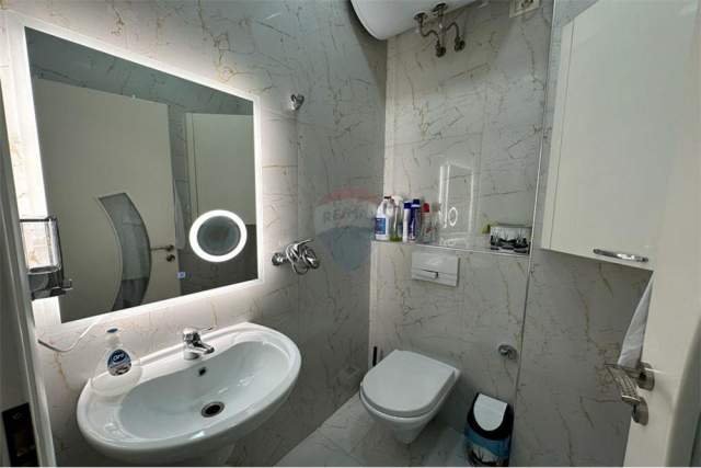 Tirane, jepet me qera ambjent biznesi Kati 1, 70 m² 1.500 Euro (Astir)