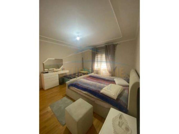 Tirane, jepet me qera Vile 360 m² 800 Euro (qyteti studenti)