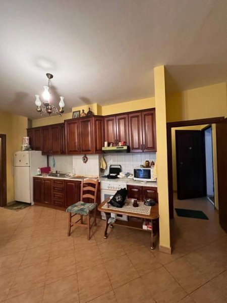 Tirane, jepet me qera apartament 104 m² 500 Euro (21 dhjetori)