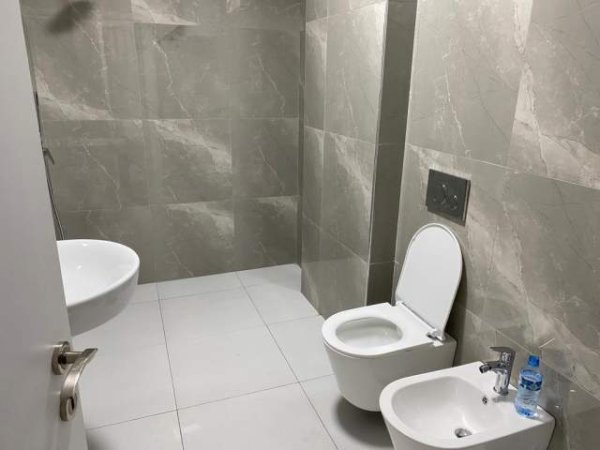 Tirane, ofert apartament 68 m² 300 Euro