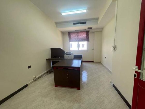 Tirane, jepet me qera ambjent biznesi Kati 1, 130 m² 1.500 Euro (Mine Peza)
