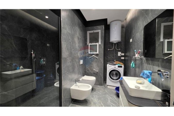 Vlore, shitet apartament 1+1 Kati 9, 78 m² 115.000 € (Bulevardi Kryesor, Vlorë)