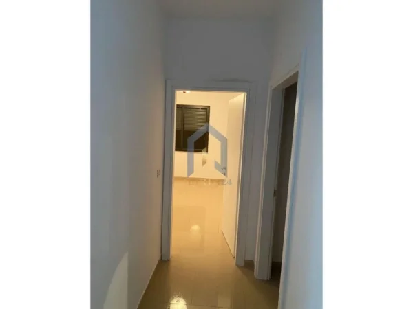 Tirane, jap me qera zyre Kati 3, 120 m² 550 € (Komuna e Parisit)