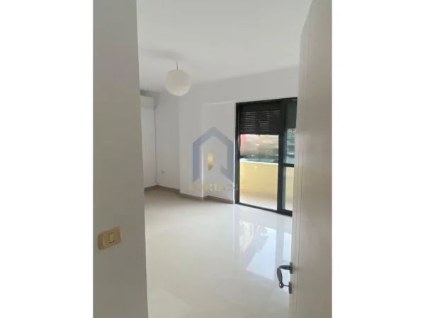 Tirane, jap me qera zyre Kati 3, 120 m² 550 € (Komuna e Parisit)