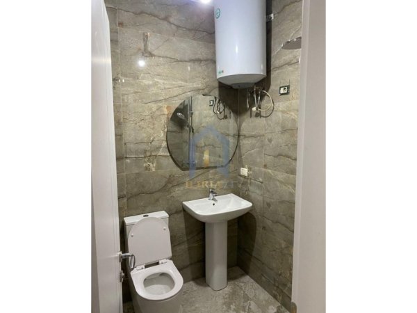 Tirane, jap me qera zyre Kati 3, 120 m² 650 € (Komuna e Parisit)